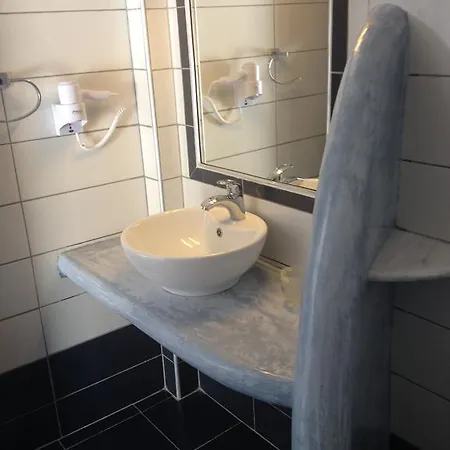 Marousi Suites Perissa (Santorini)